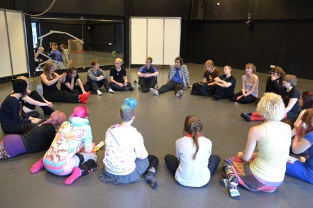 Hahmoharjoitteiden jälkeen ajatuksia ja fiiliksiä käydään yhdessä läpi.