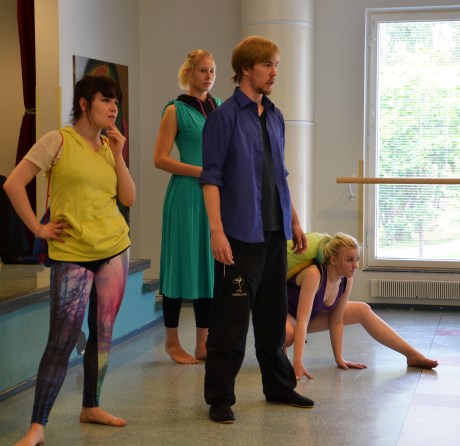 Misty ja Blue miettivät seuraavaa siirtoaan taustallaan Liplas & Sipulisaurus